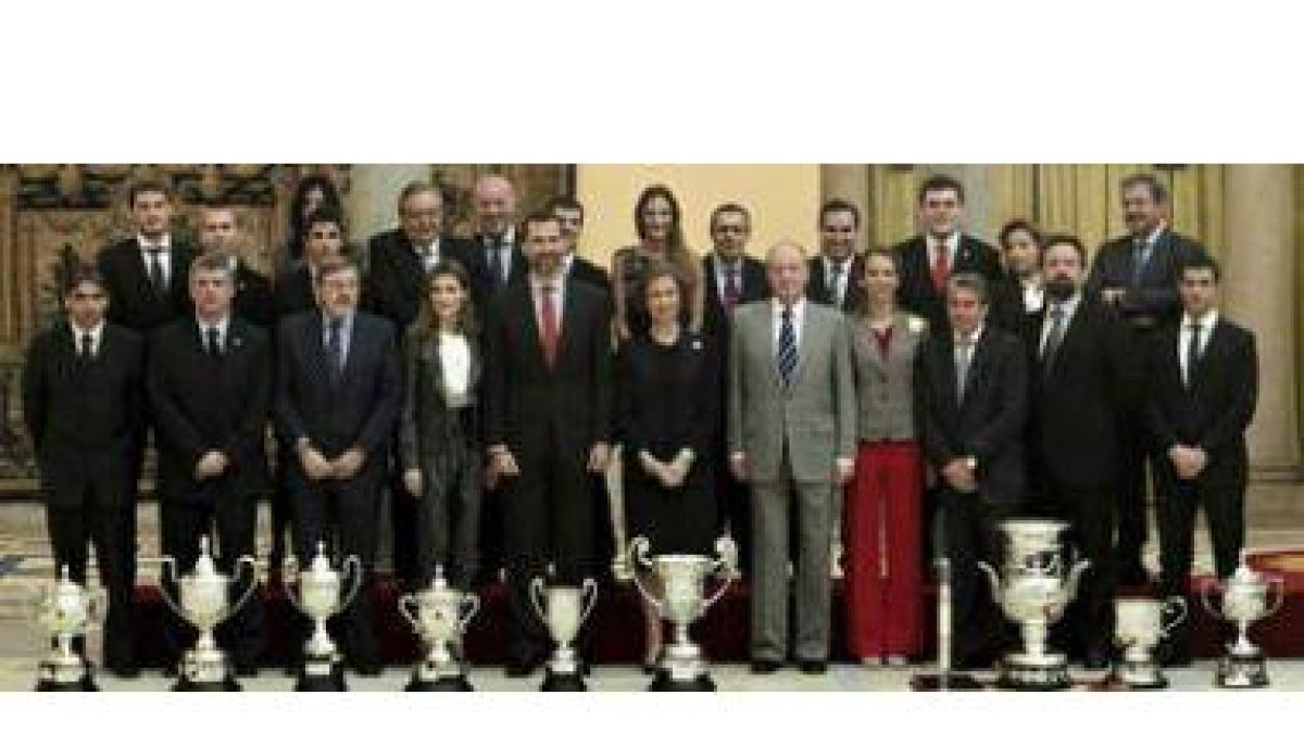 La Familia Real posa con los galardonados en la entrega de los Premios Nacionales del Deporte 2010,