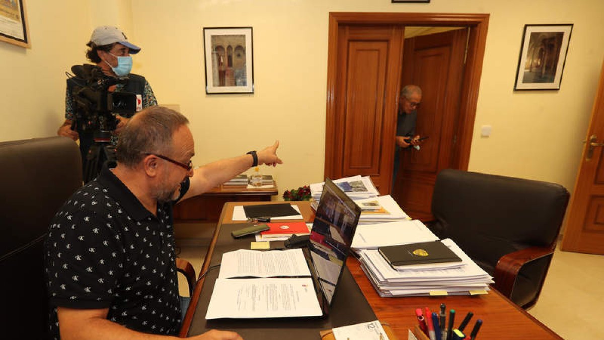 Un momento de la sesión plenaria telemática, con el presidente Gerardo Álvarez Courel al frente. L. DE LA MATA