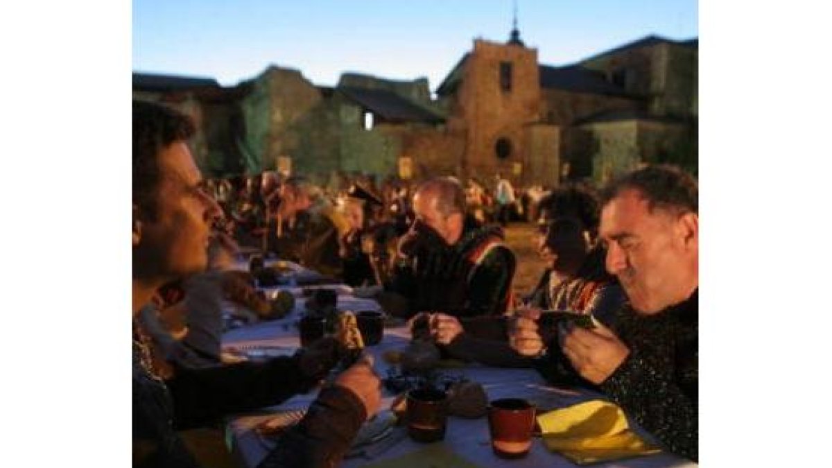 Más de doscientos comensales participaron en la cena medieval con el monasterio como marco.