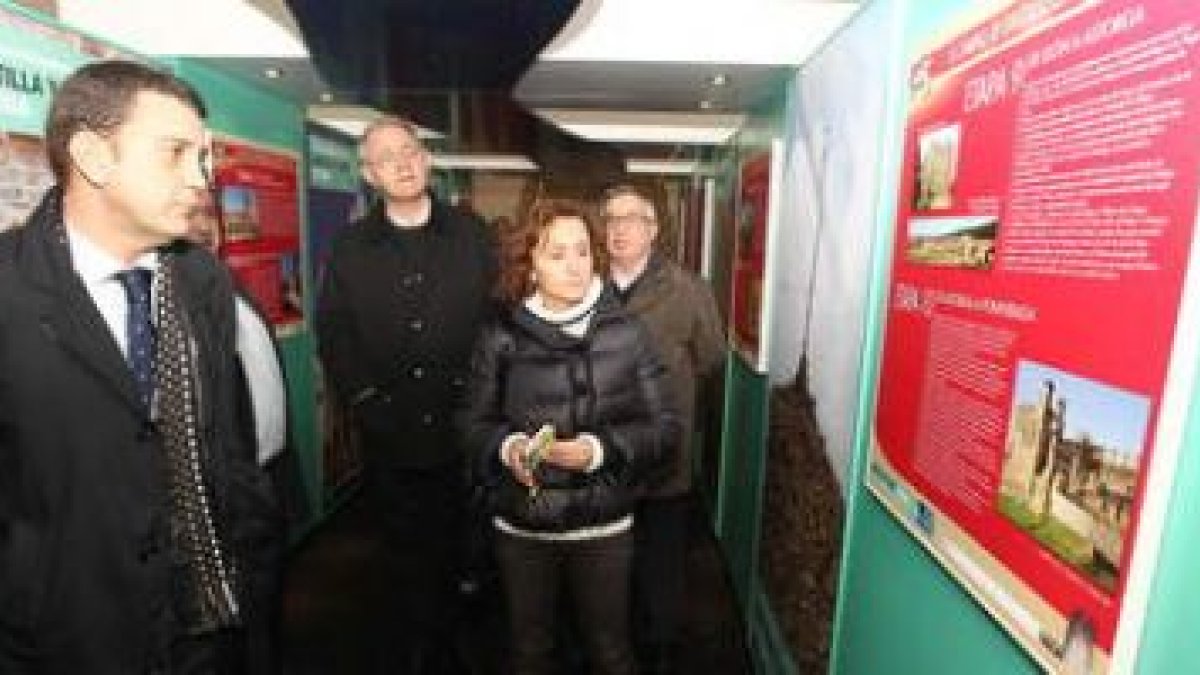 Carlos López Riesco, Antolín de Cela, Susana Téllez y Francisco Gallego recorrieron ayer la muestra