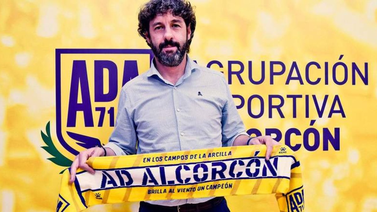 Emilio Vega, natural de Bembibre, ya es el nuevo director deportivo del Alcorcón, después de que el vicepresidente de la Cultural, Iván Bravo, comprara el club. AD ALCORCÓN