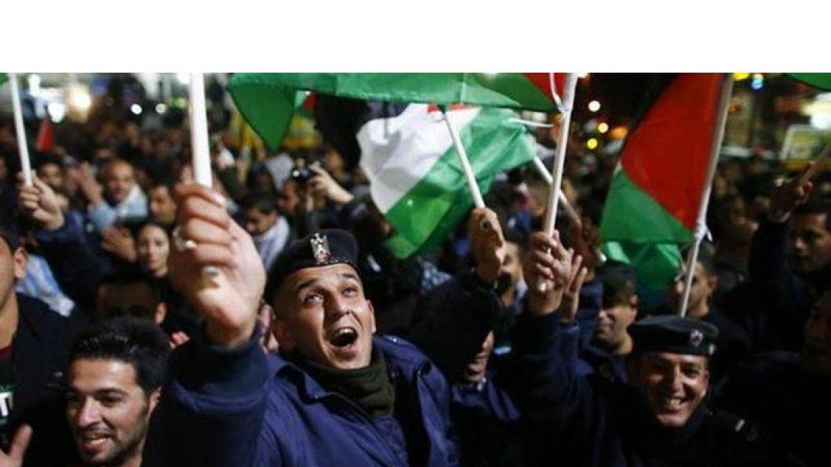 Ciudadadanos palestinos celebran el voto en la ONU en Ramala.