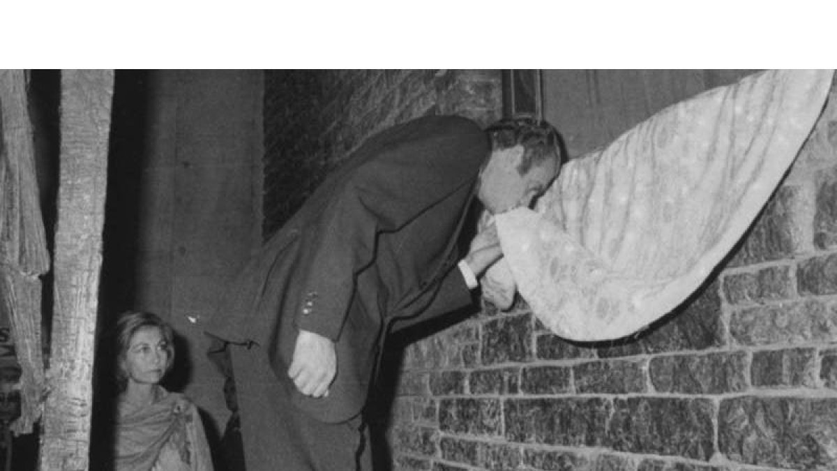 El rey de España besa el manto de la virgen del Camino en una visita institucional. ARCHIVO