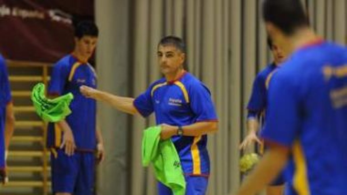 Isidoro con sus jugadores durante un entrenamiento esta semana en San Esteban.