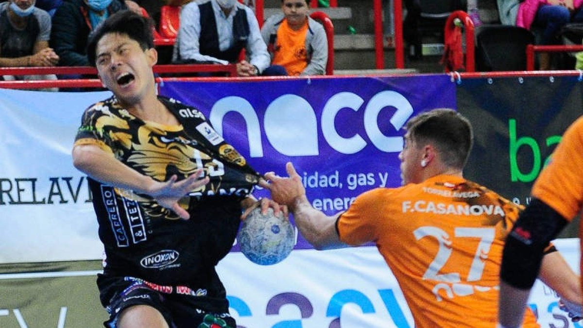 Kim Jinyoung debutó con buena nota frente al Torrelavega. ALBERTO LOSA
