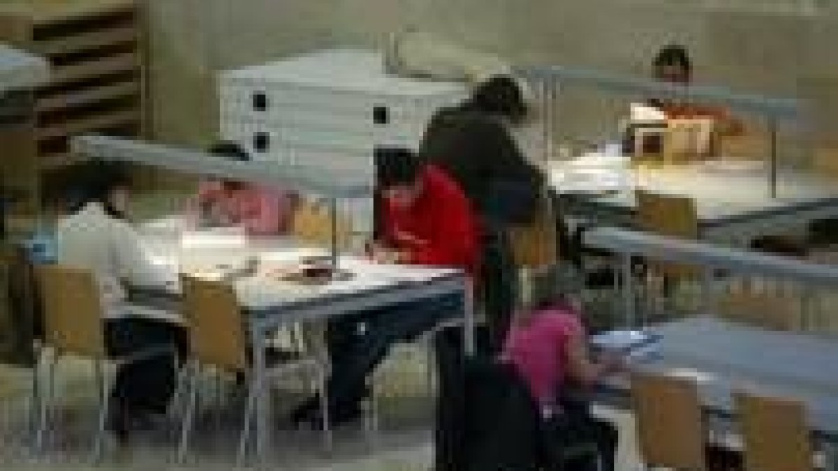 La sala de lectura principal acoge la mayor parte de los 8.700 volumenes del fondo bibliográfico