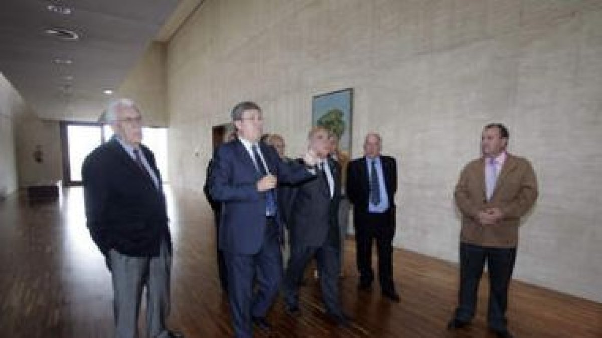 Una visista de la asociación de pensionistas y jubilados a las Cortes.