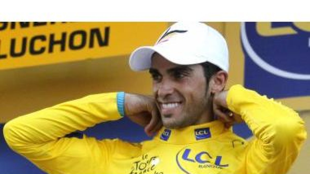 El español del equipo Astana Alberto Contador en el podio con el jersey amarillo de líder.