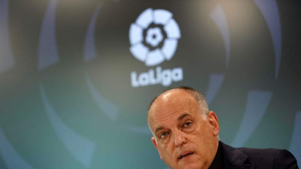 Javier Tebas, ayer durante la rueda de prensa para aprobar el acuerdo con CVC. GUILLERMO MARTÍNEZ