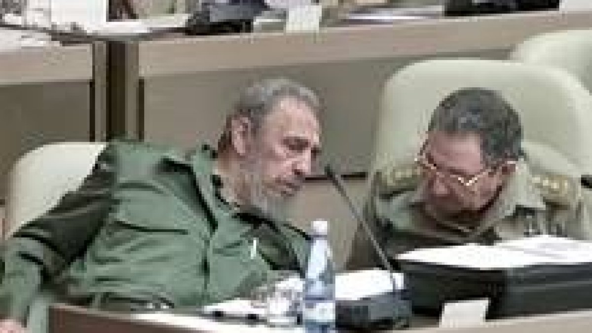Fidel Castro conversa con su hermano Raúl, en una foto de archivo tomada en el Congreso