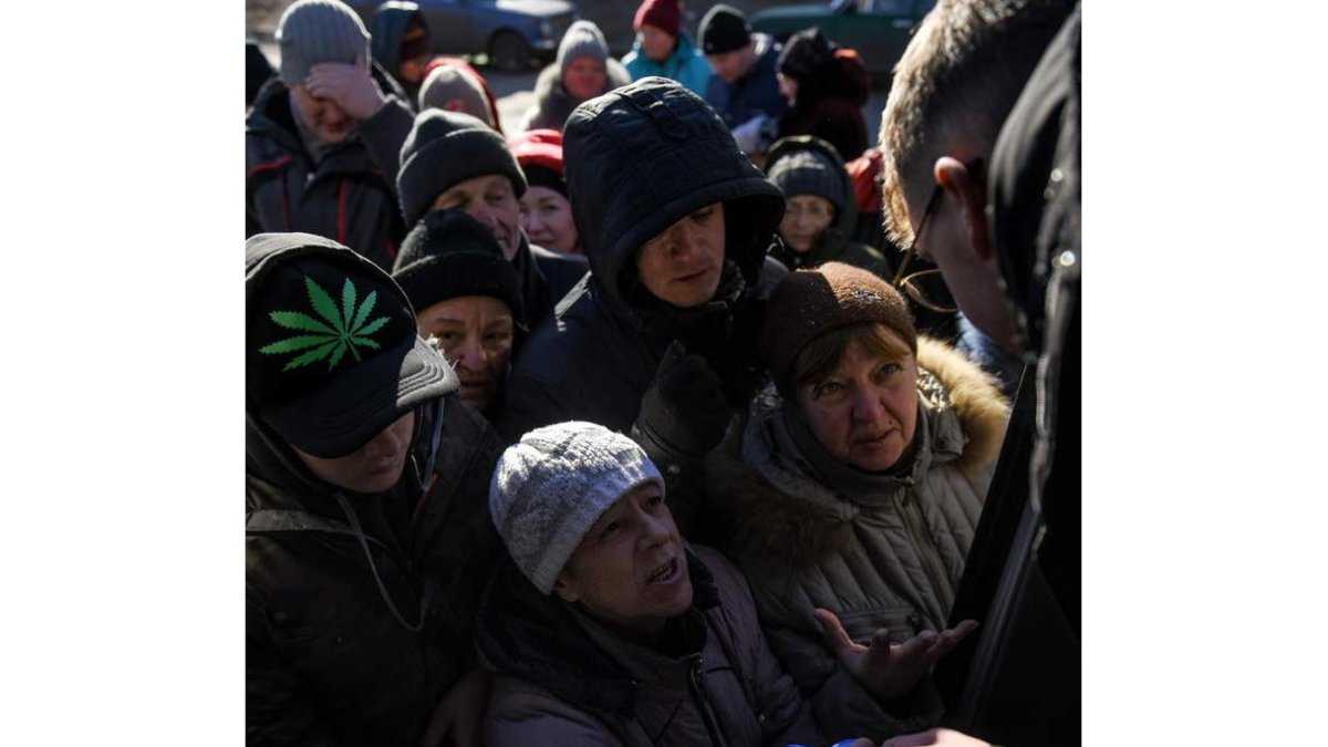 Los habitantes de Bajmut reciben ayuda humanitaria. OLEG PETRASYUK