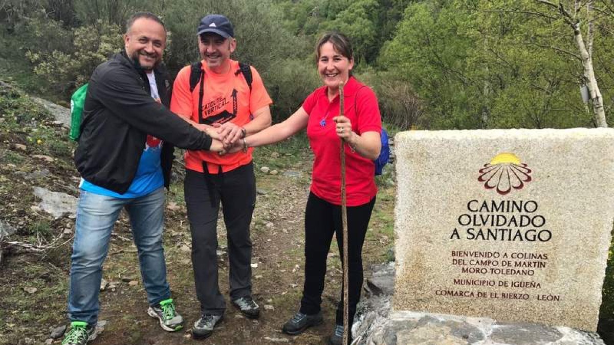 Gerardo Álvarez Courel, Alider Presa y una de las senderistas, ayer junto al monolito. DL