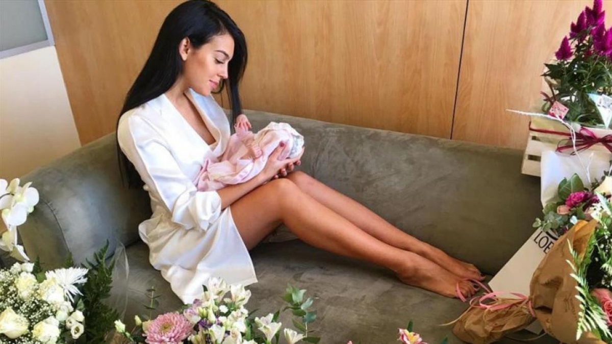Georgina Rodríguez, con su hija.