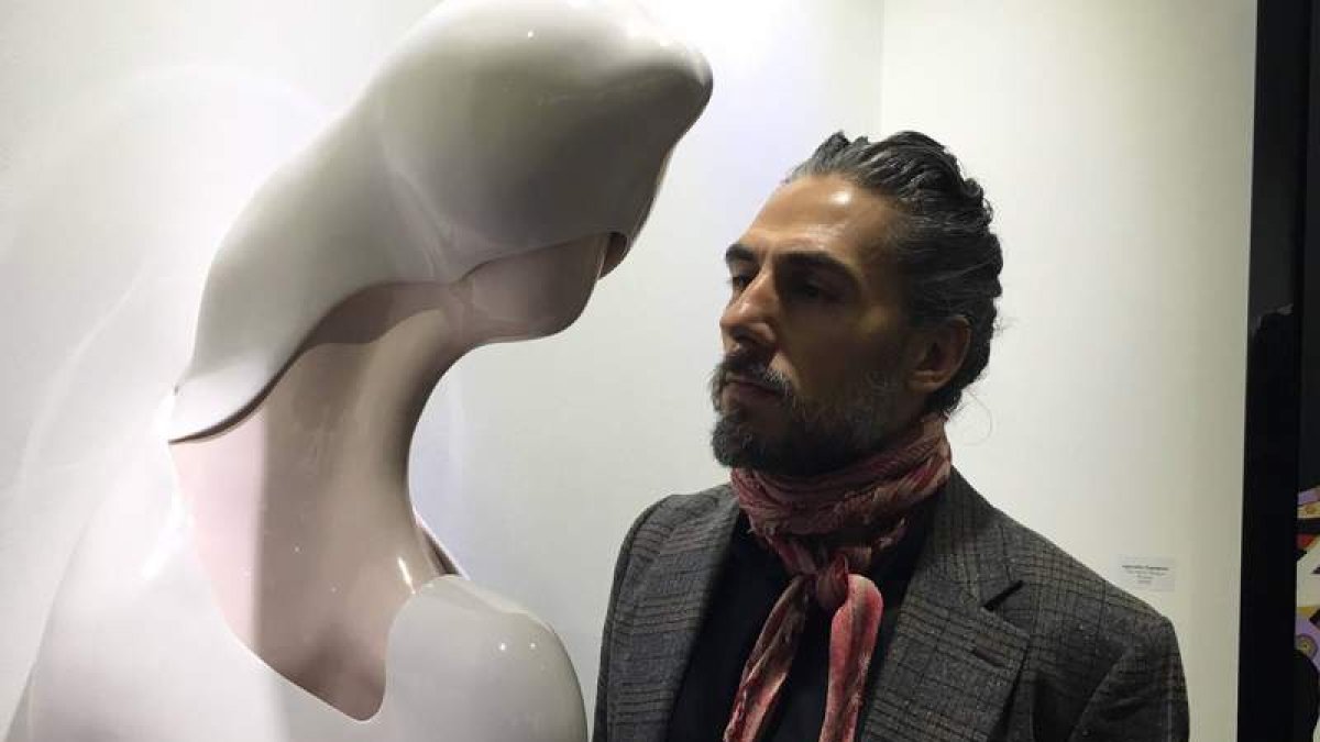 El artista Enrique Perezalba Red inspira su última colección en el cuerpo masculino y en las armaduras medievales. FABIO AFFUSO