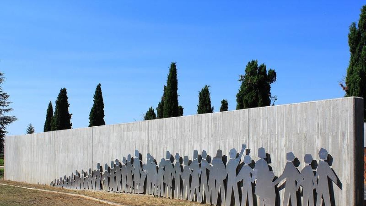 Monumento a los represaliados en el cementerio de León