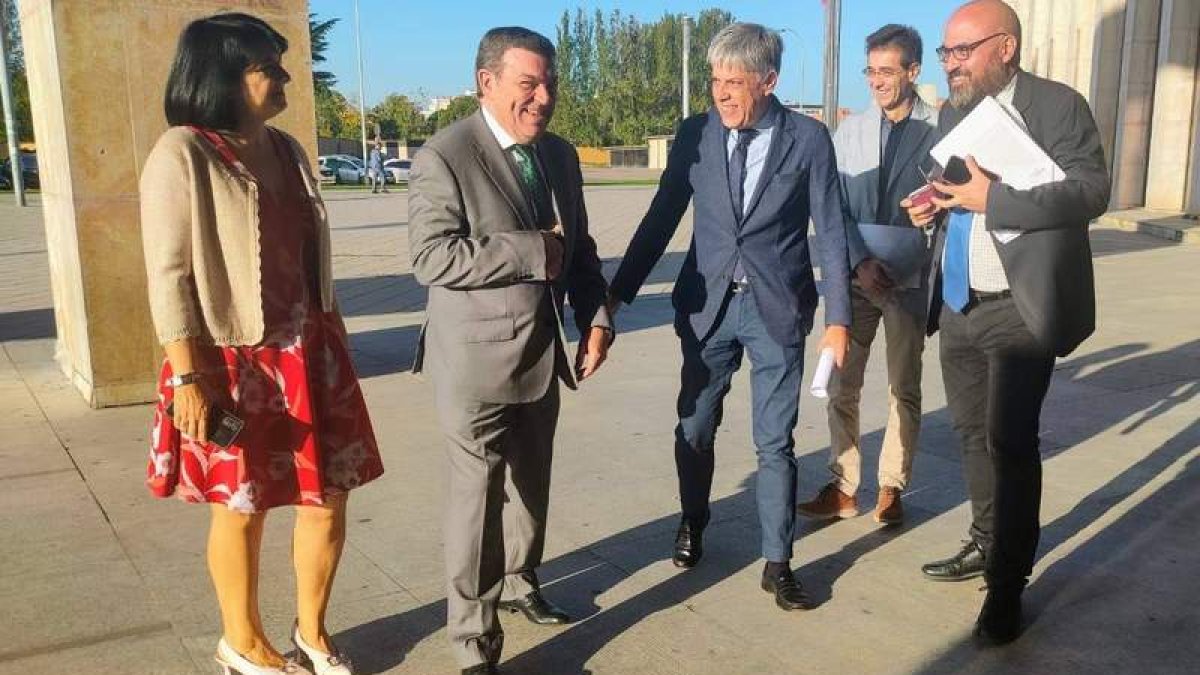 Gago fue recibido por el delegado de la Junta en León, Eduardo Diego. DL