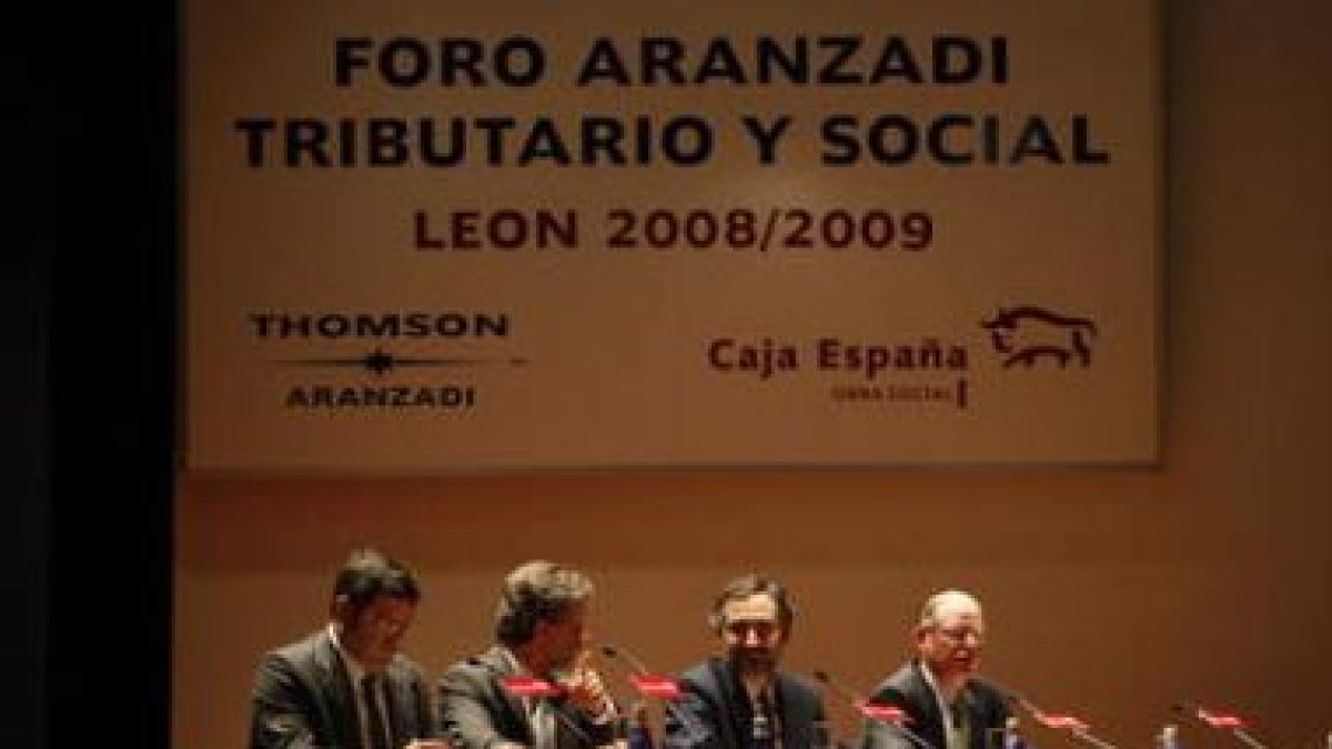 Imagen de la clausura del Foro Aranzadi Tributario de Caja España en León.