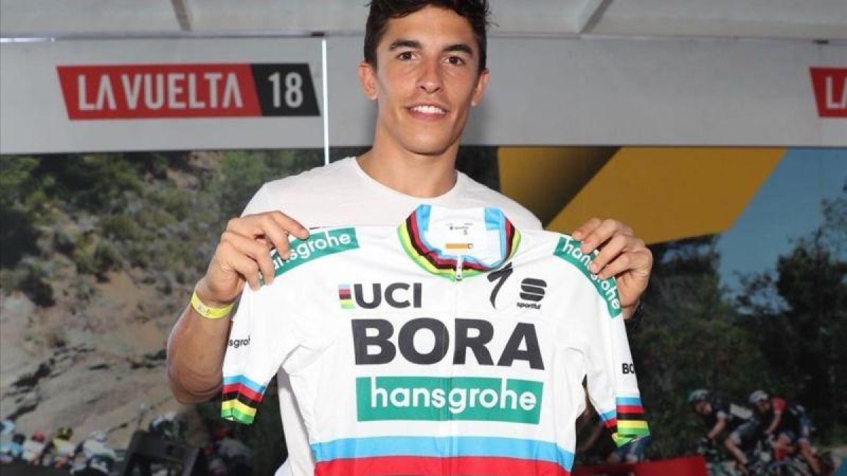 Marc Márquez muestra el maillot arcoíris que le acaba de regalar Peter Sagan.