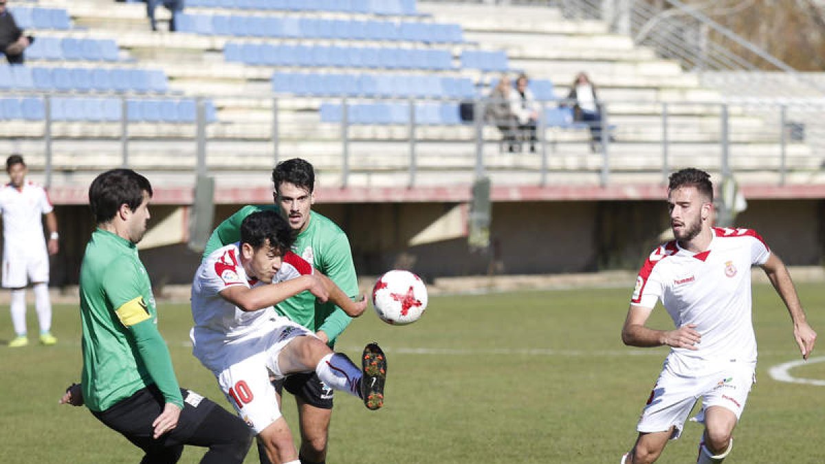 Bili remata a portería a pesar de la oposición de dos jugadores del Onzonilla. F. OTERO PERANDONES