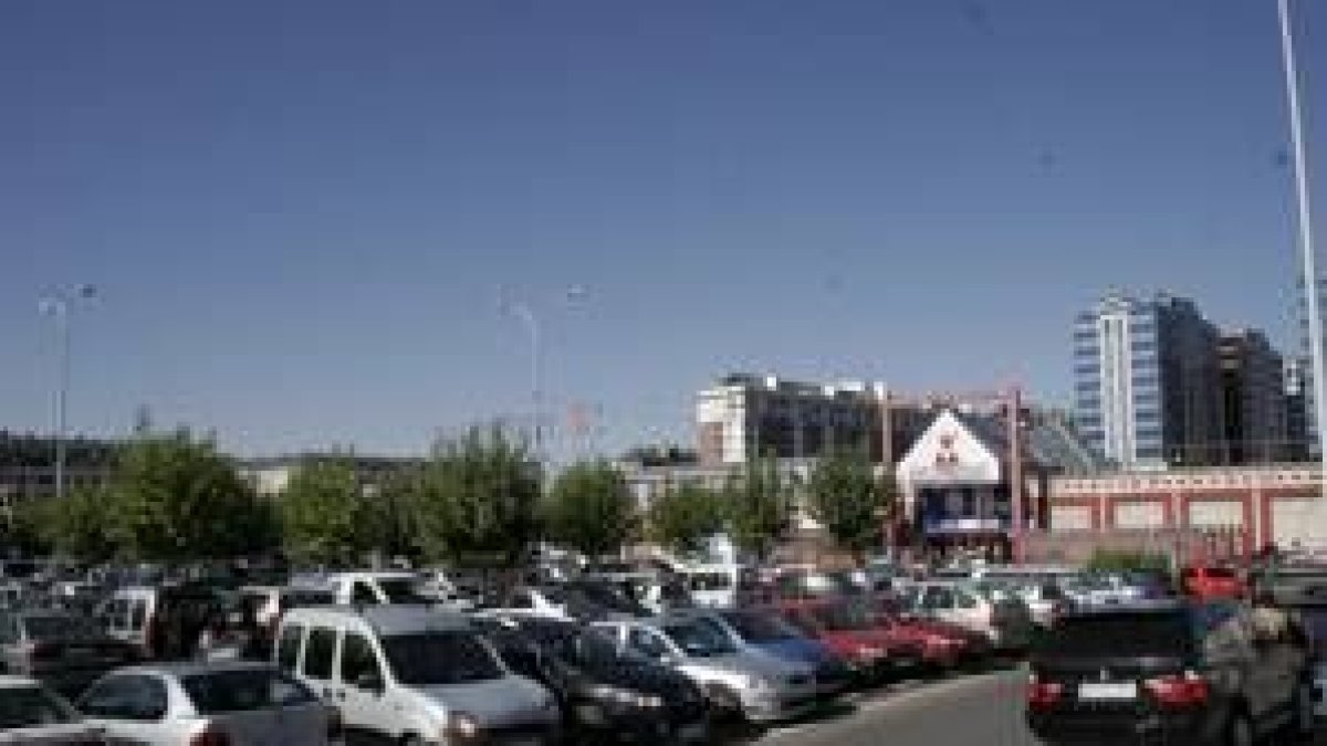 Zona de aparcamiento del viejo Carrefour que se convertirá en una plaza
