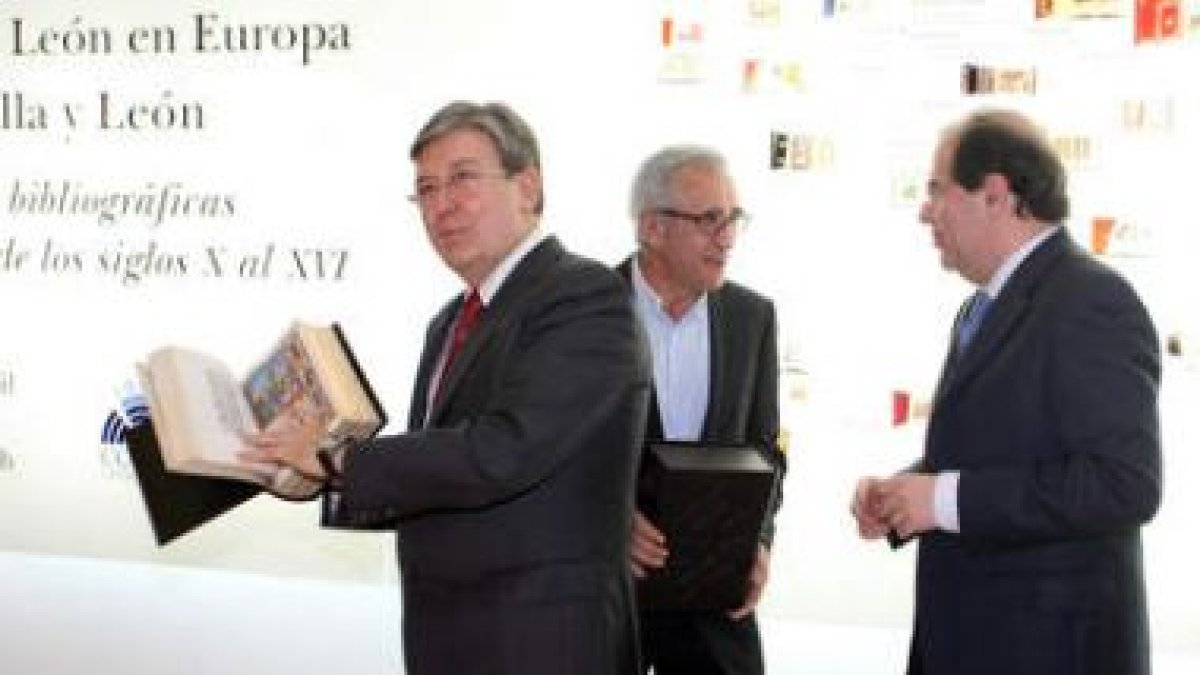 José Manuel Fernández Santiago, muestra un ejemplar del Breviario de Isabel La Católica.