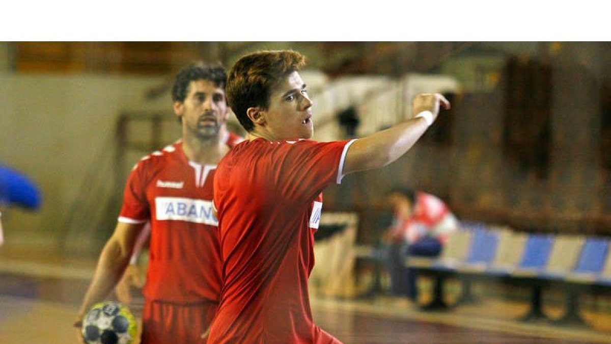 Mario López y Juanín García, juventud y veteranía, pero mucho fuego letal entre ambos para los extremos del Ademar. F. OTERO