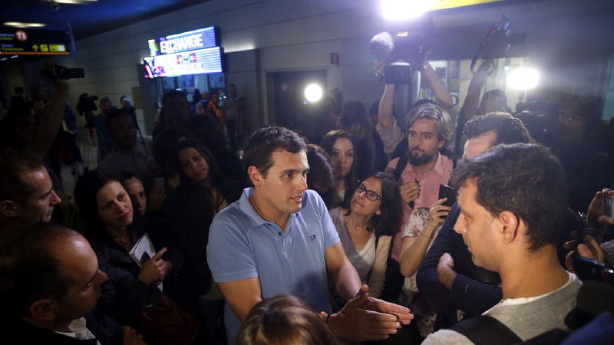El presidente de Ciudadanos, Albert Rivera, a su llegada a Madrid tras su viaje a Caracas. JAVIER LIZÓN
