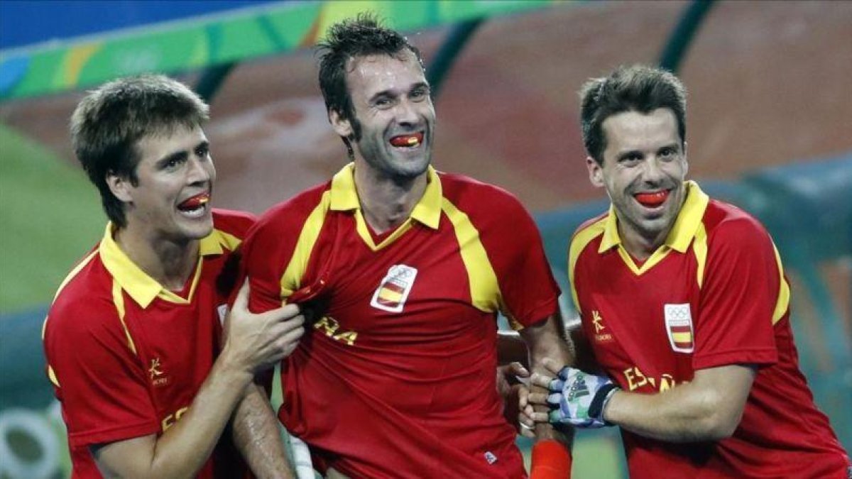 Casasayas, Alegre y Sallés celebran el gol del primero ante Australia.