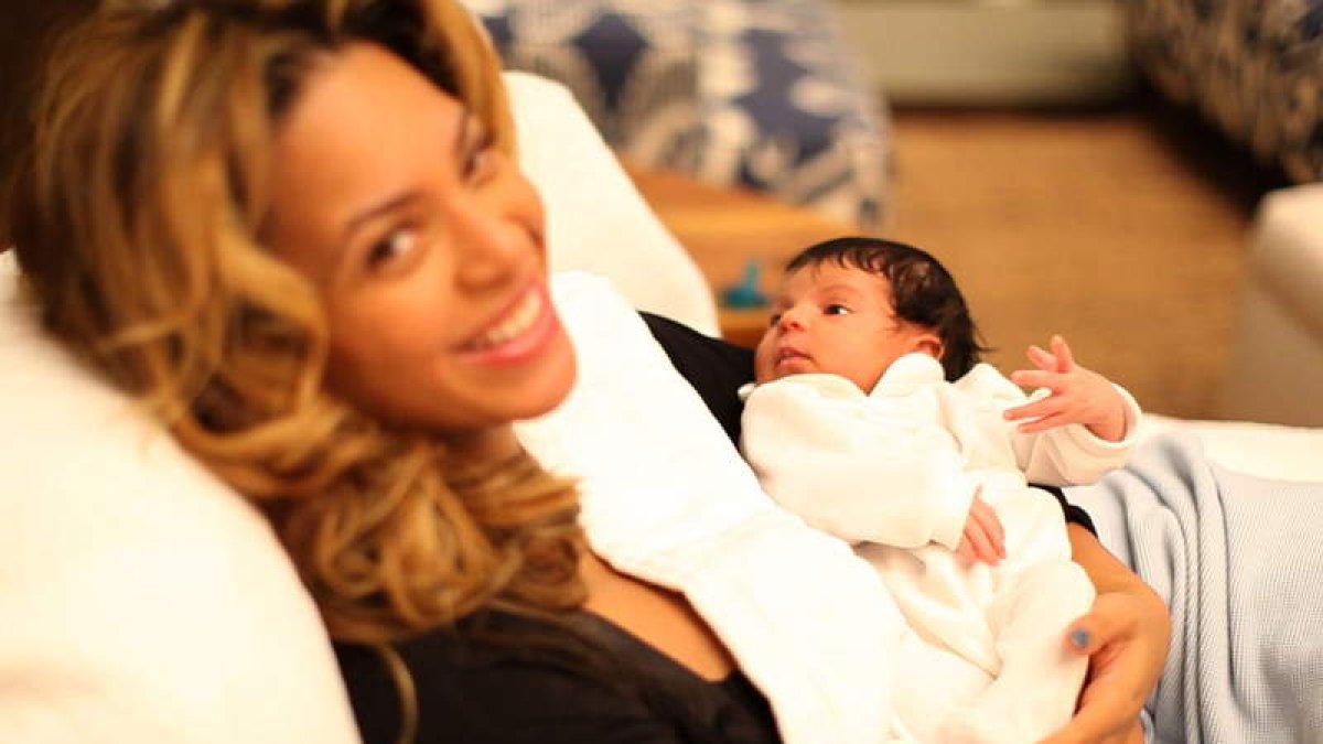 Beyoncé posa con su hija recién nacida, Blue Ivy, que se ha hecho ya tan famosa como su madre.