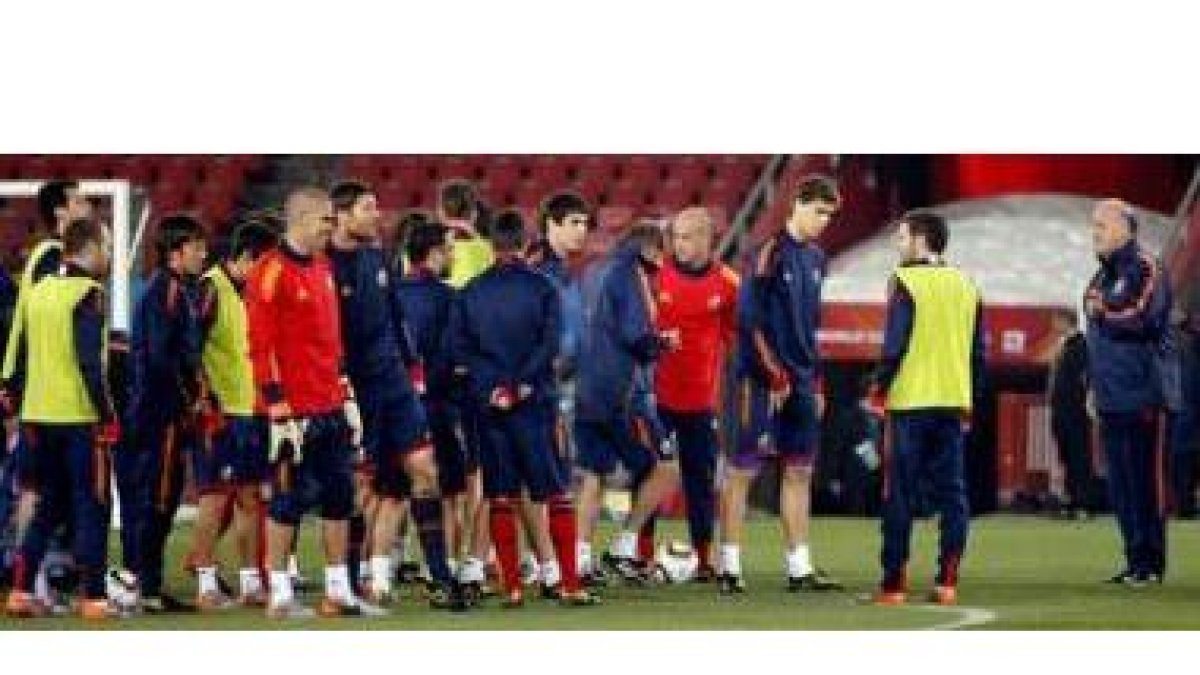 La selección hace piña en torno a Del Bosque en el entrenamiento de ayer.