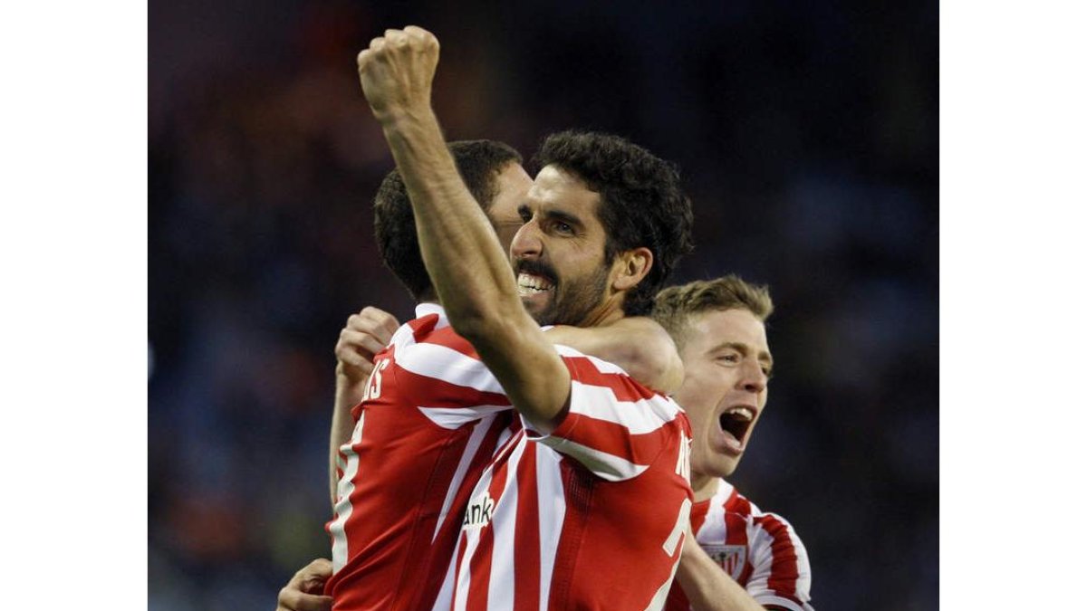 Raúl García celebra con sus compañeros su segundo gol ante el Celta en Balaídos SALVADOR SAS