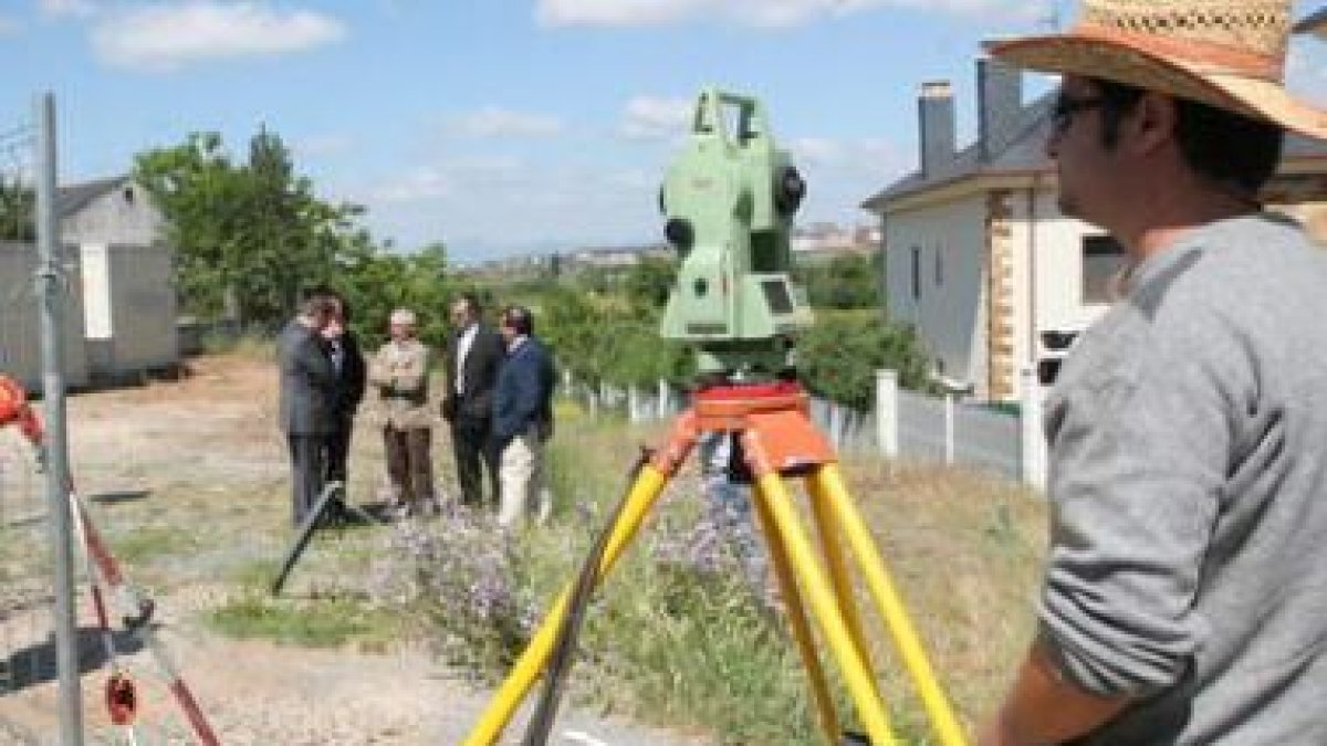 Riesco visitó ayer el terreno donde se va a construir el ambulatorio de la pedanía.