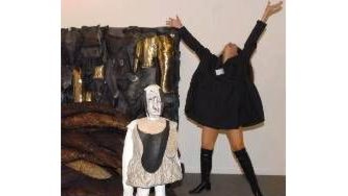 La brasileña Vera Goulart posa junto a su obra «El sueño de la niña»