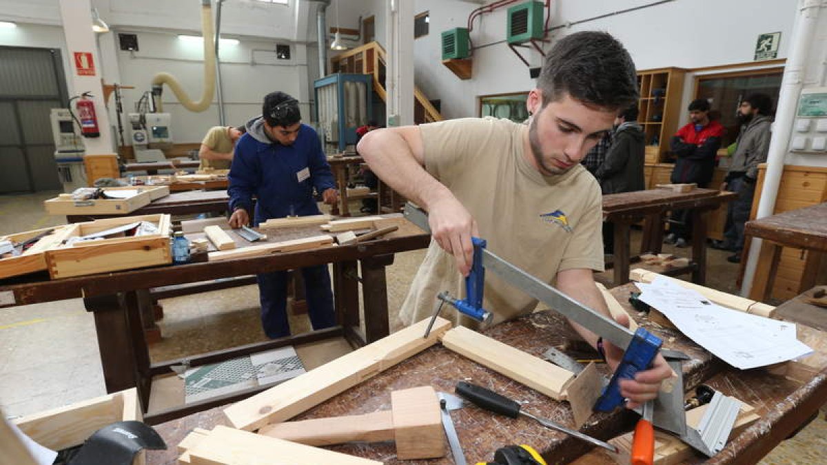 Participantes en la fase autonómica del campeonato de carpintería celebrado en el Iesve. L. DE LA MATA