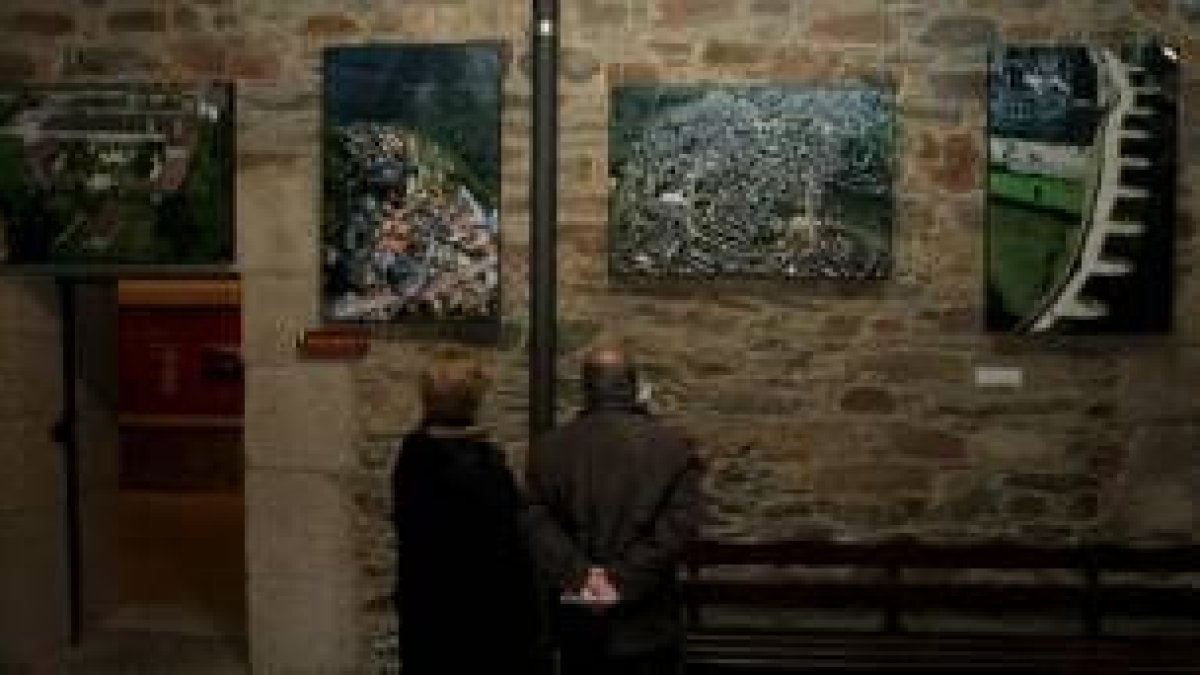 Las fotografías ocupan las paredes del patio interior y de la cripta del Museo del Bierzo