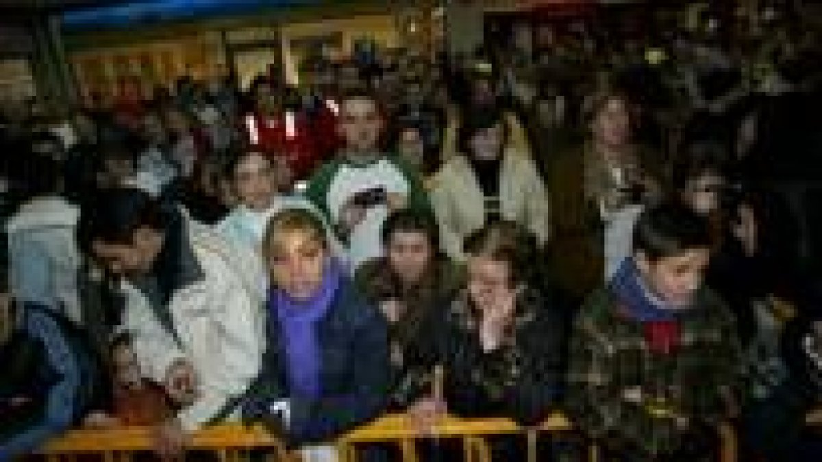 Un público de todas las edades acudió ayer a Carrefour para ver a los hermanos Quijano