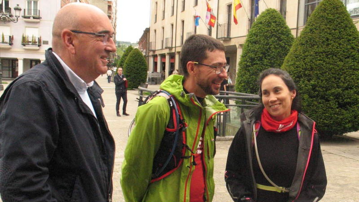 A la derecha, Marcos Bajo y Minerva González, ayer. DL