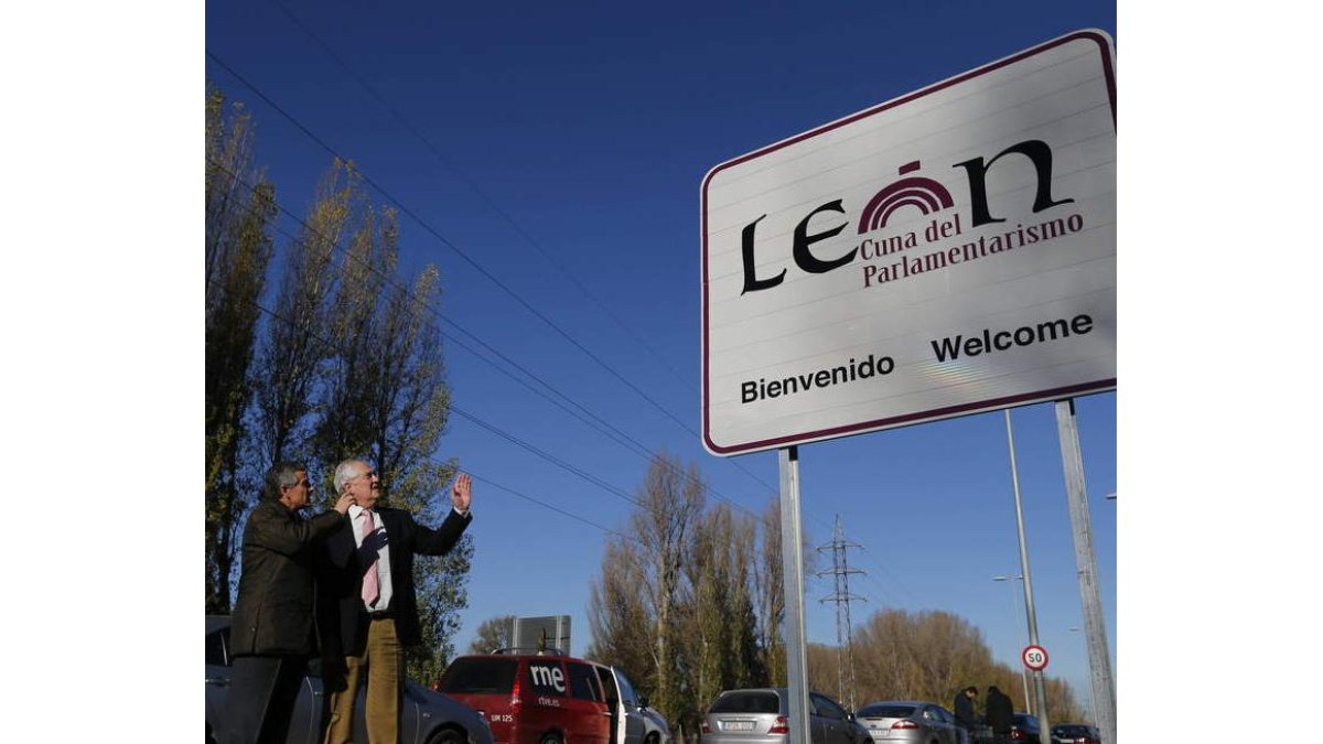 El alcalde, en foto de archivo, con los carteles de la marca.