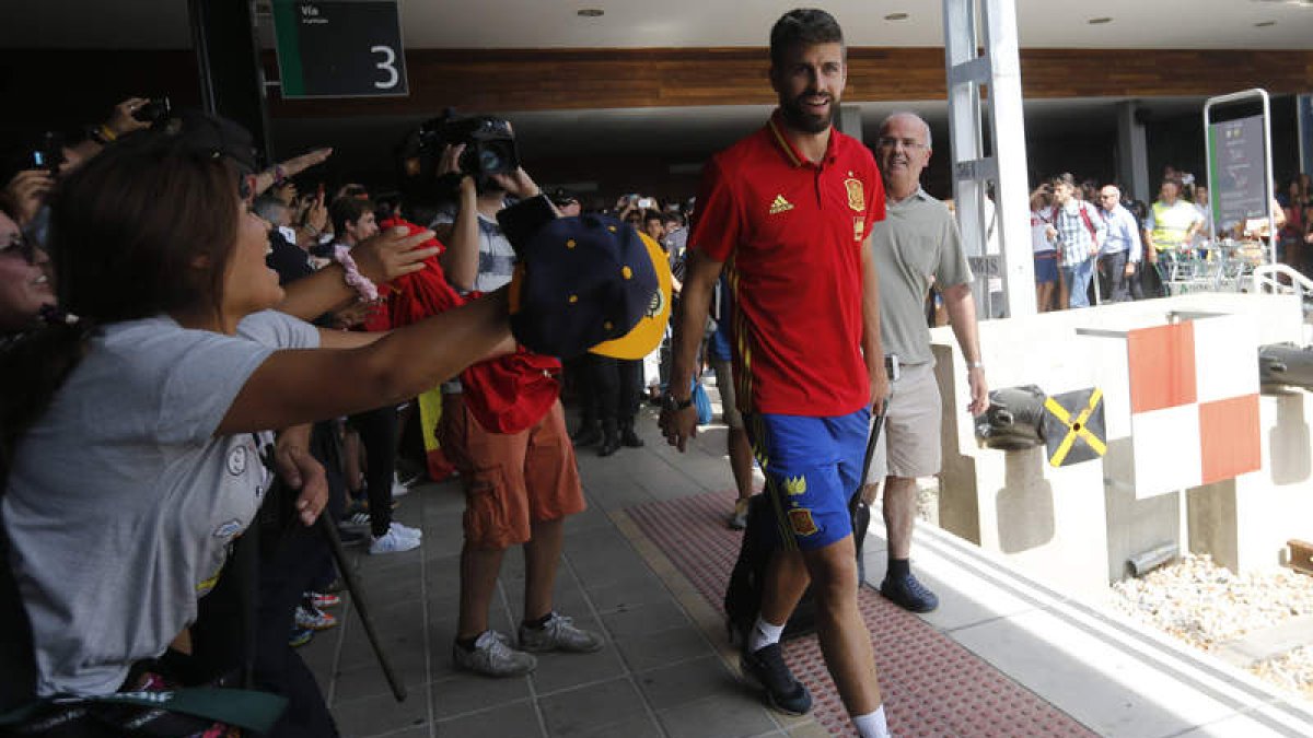 Gerad Piqué fue aclamado por la afición leonesa a su llegada a la estación de Renfe. JESÚS