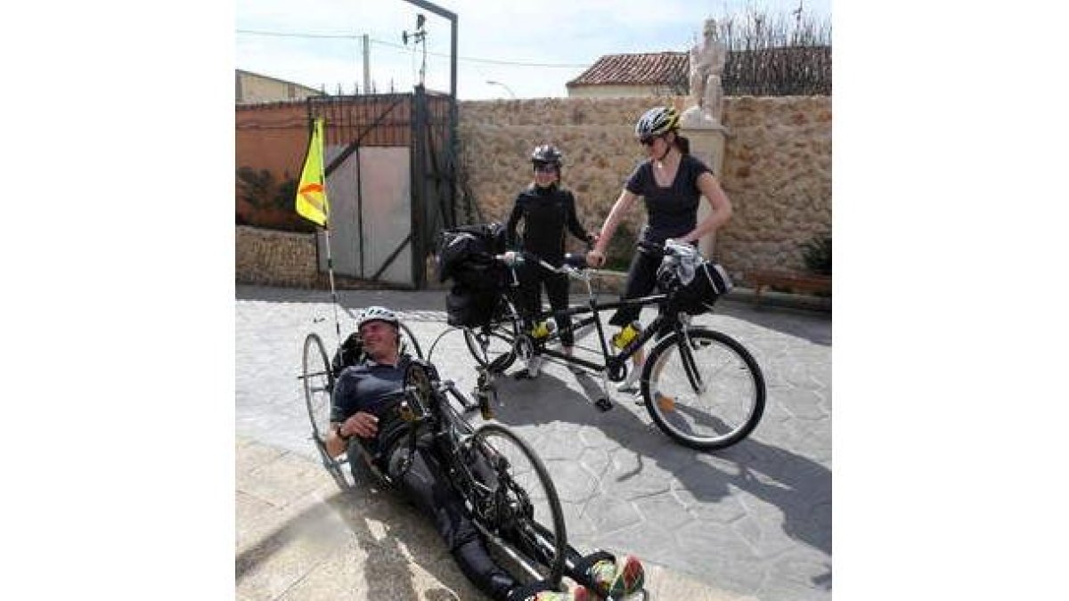 Jimmy Goddard, en su bicicleta para discapacitados juntos a sus amigos, ayer en Sahagún.