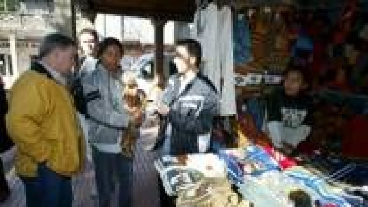 La plaza de Cacabelos se llenó de artesanía, danza y música americana
