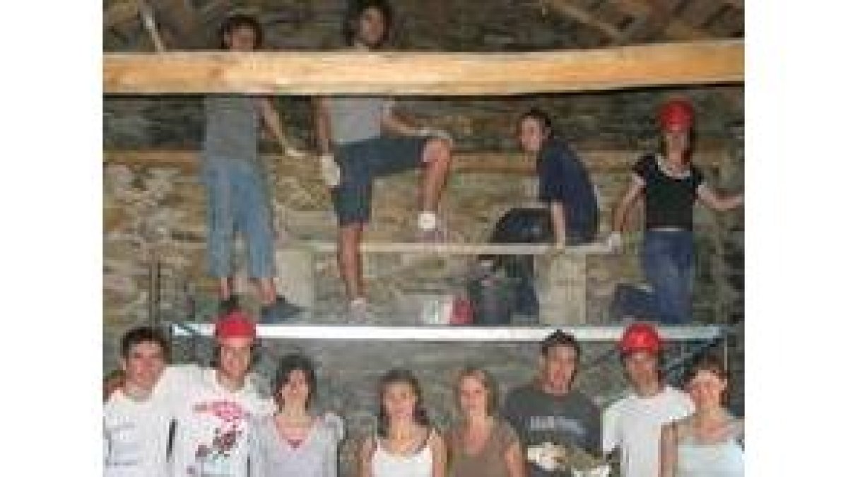 Los jóvenes restaurando una lechería de Rabanal de Arriba