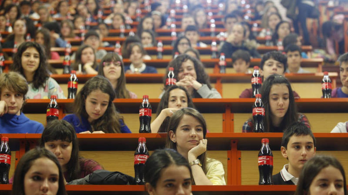 Los estudiantes escuchan las últimas instrucciones antes de iniciar la prueba.