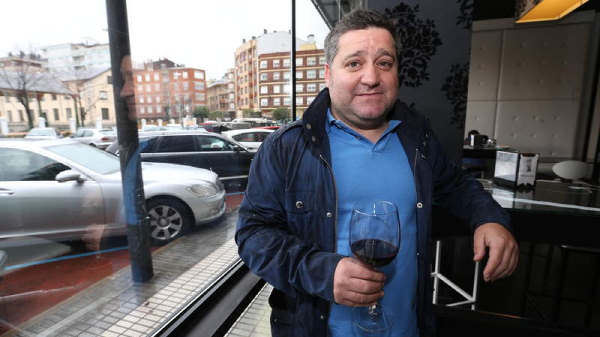 El enólogo de Valtuille, Raúl Pérez Pereira, ayer en una cafetería de Ponferrada.