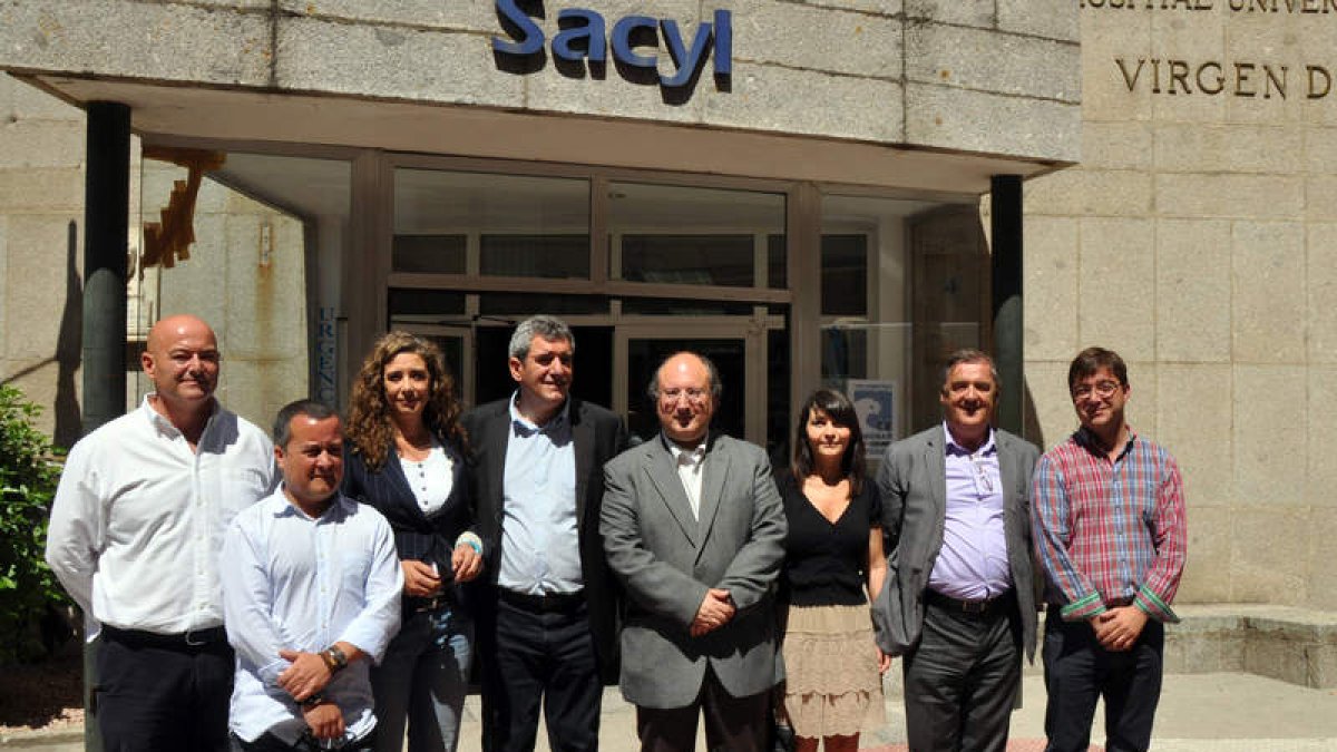 El secretario autonómico del PSCyL, Julio Villarrubia, a las puertas del centro de salud de Béjar, en Salamanca.