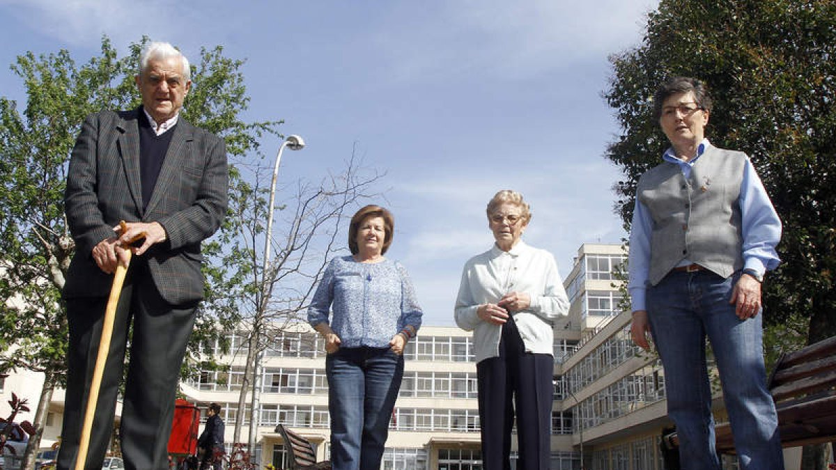 David Pastrana, Elena del Blanco, Elena de la Fuente y Angelines Manzano, residentes y empleadas de más antigüedad en la residencia pública de Armunia
