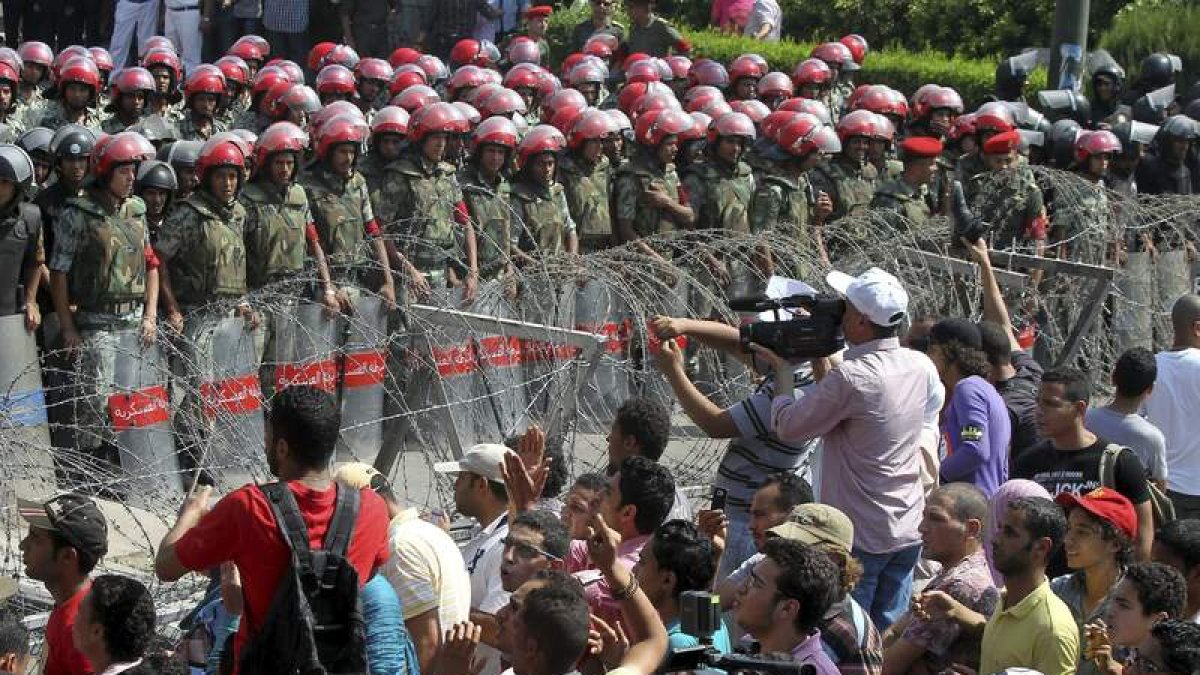 Fuerzas militares y de seguridad de Egipto custodian la sede del Tribunal Constitucional.