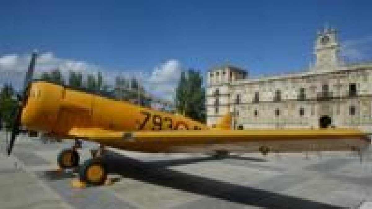 Uno de los aviones expuestos en la muestra «Objetivo: volar»