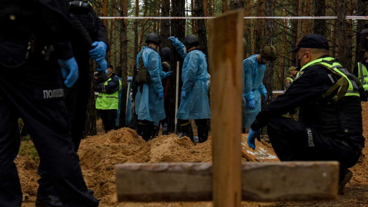 Un equipo trabaja en las fosas comunes de Izium. OLEG PETRASYUK