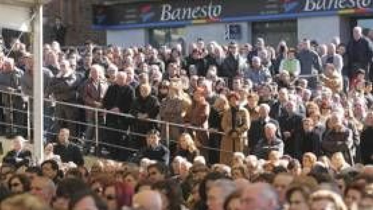 El público abarrotó la plaza, que estaba rodeada de coronas de flores